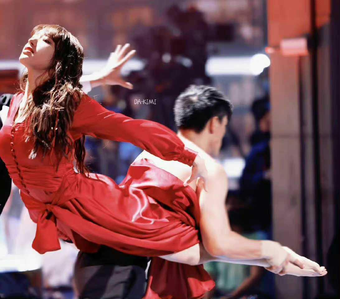 程潇|程潇《这就是街舞5》红裙惊艳，有东方古典韵味，不愧是舞蹈精灵