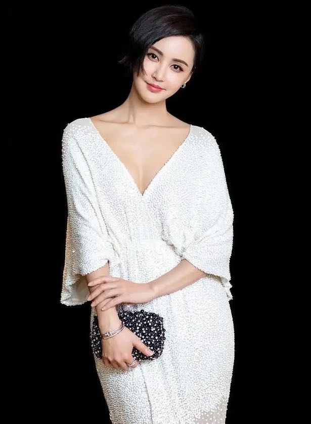 林志玲|张歆艺一家三口走机场!全程抱儿子体型比老公壮,儿子留长发太萌