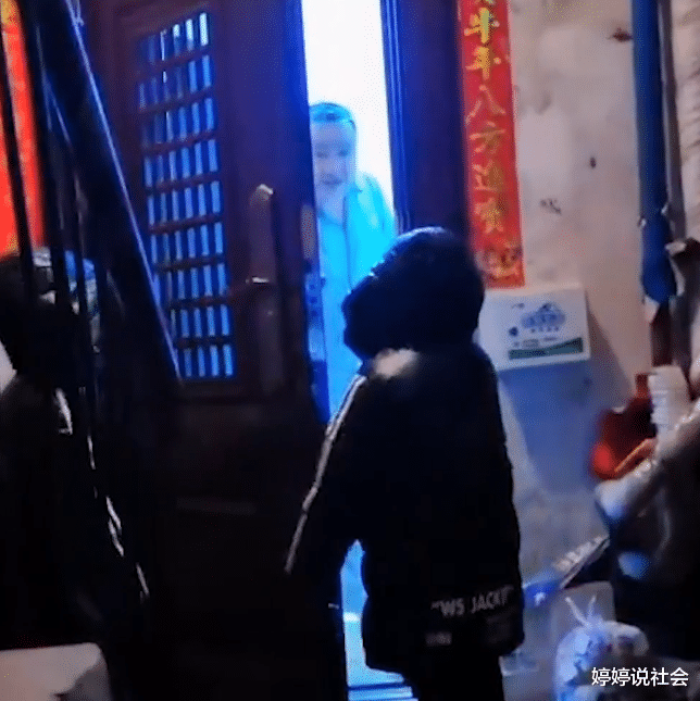 吉林一男子带双胞胎悄悄回家,老人开门激动到语无伦次:第一次见