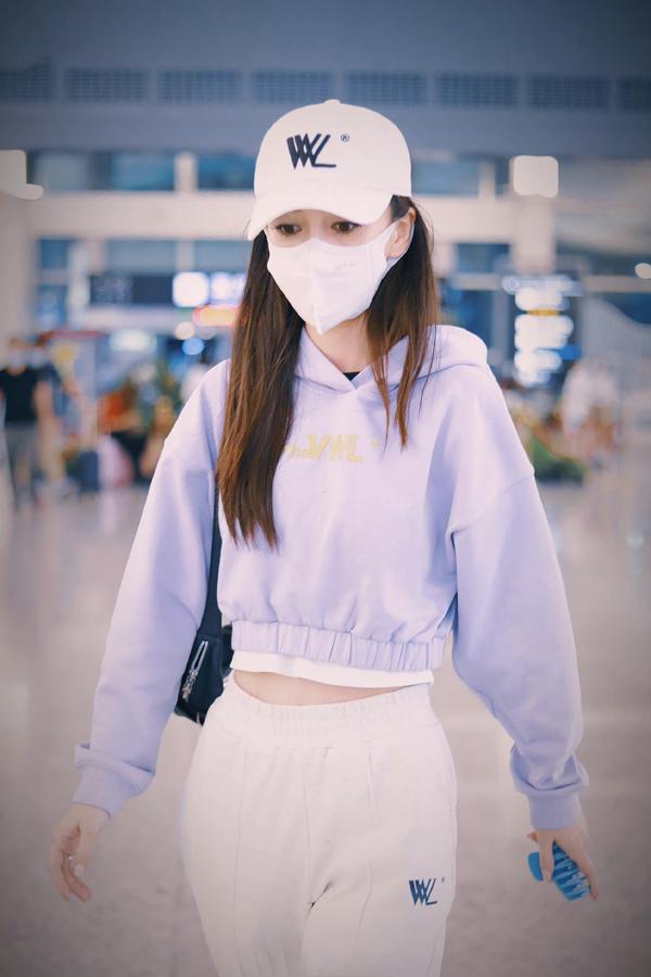 Angelababy|少女感满满!Angelababy杨颖机场私服曝光,香芋紫卫衣炫精致腰线