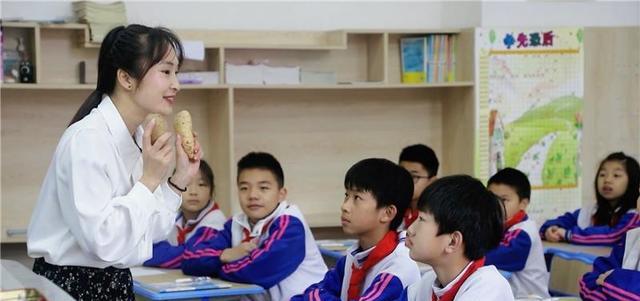 西周|185女生应聘老师被拒,对方嫌女生太高,是弯腰累还是职场歧视?