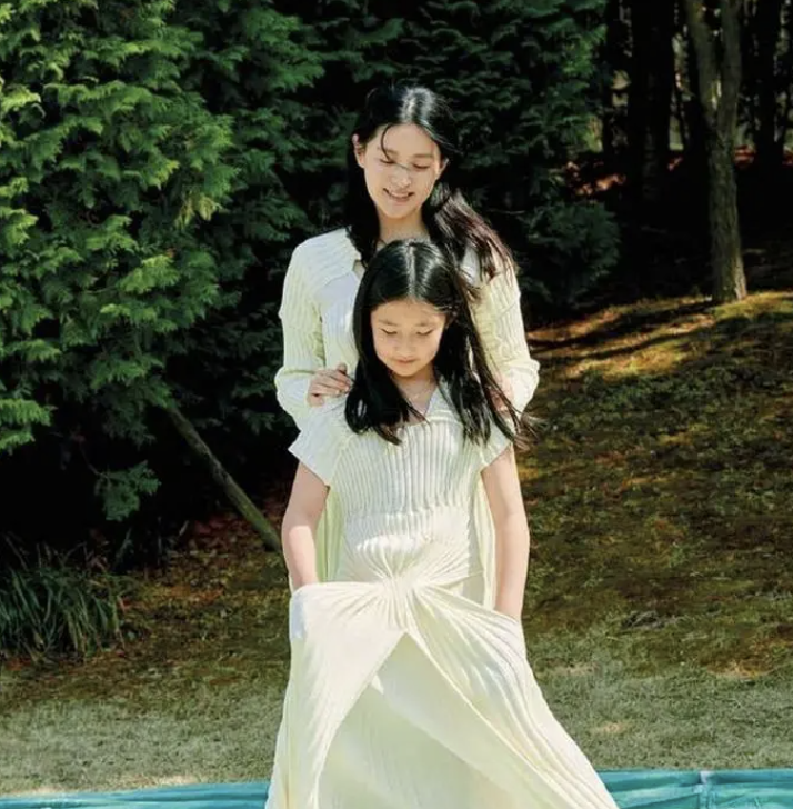 李英爱|51岁绝美女神李英爱结婚13年，如今育有高颜值龙凤胎的她，现状如何？