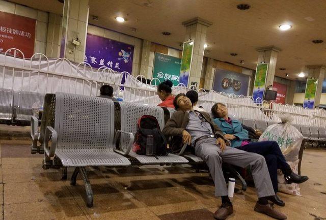 公共场所的座椅，为什么有那么多的洞洞？真的是为了方便放屁吗？