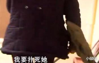 64岁老人拿着扫把打女儿,一个月住院六次,三个女儿不管不顾:无力养老