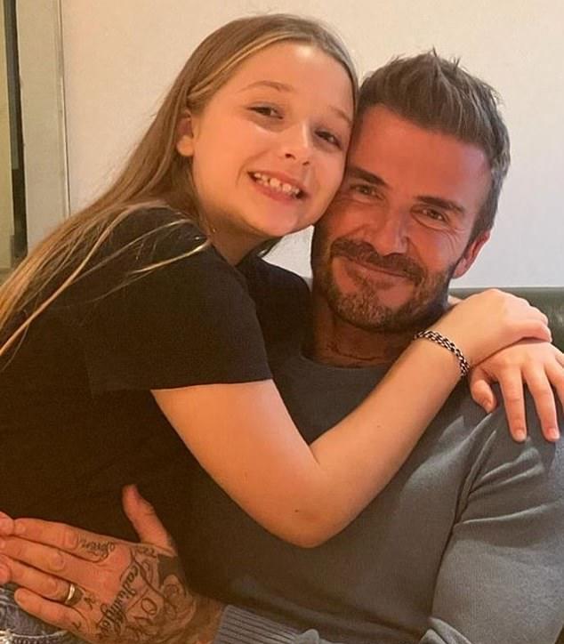 贝克汉姆|46岁贝克汉姆搂女儿同框，爱妻点赞二头肌，23岁长子已签婚前协议