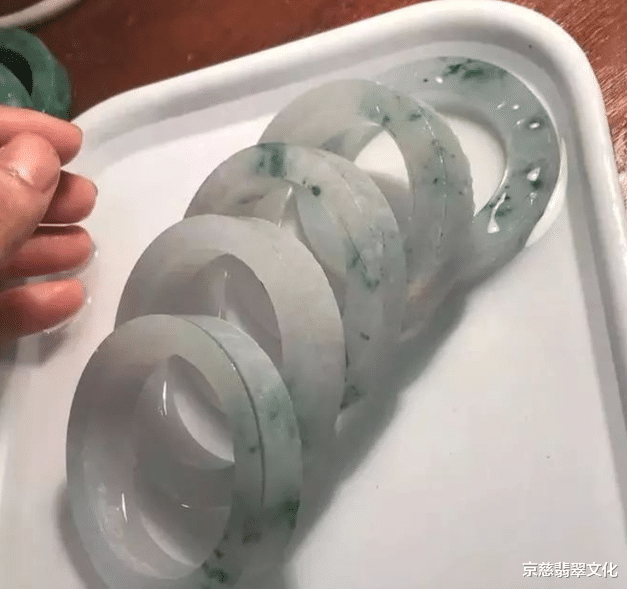 元青花|一再降价到14万都没人要的原石,货主一气之下竟切出22只飘花手镯