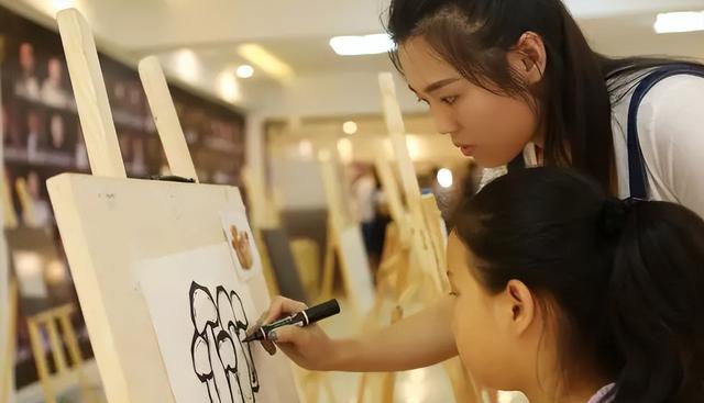 西周|185女生应聘老师被拒,对方嫌女生太高,是弯腰累还是职场歧视?