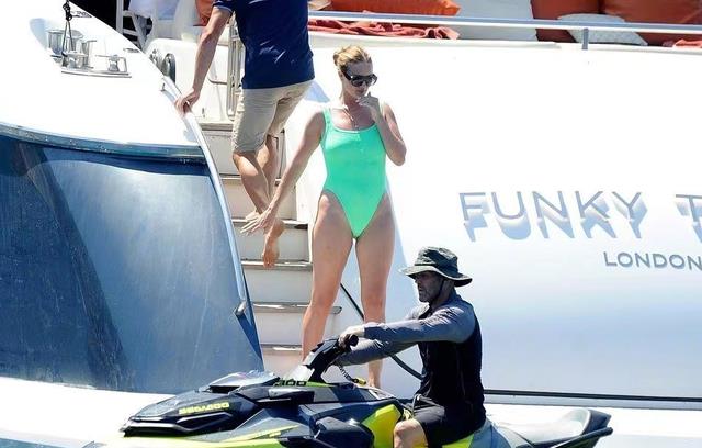 二胎|杰森·斯坦森骑摩托艇冲浪像拍大片，小19岁娇妻生二胎后身材真实