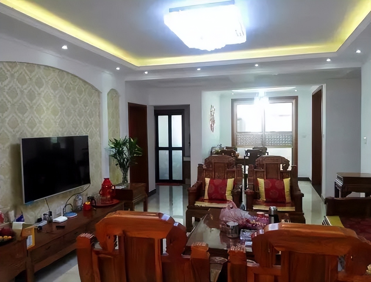 我们买房公婆装修买家具,听说花了20万,可一看沙发简直笑哭