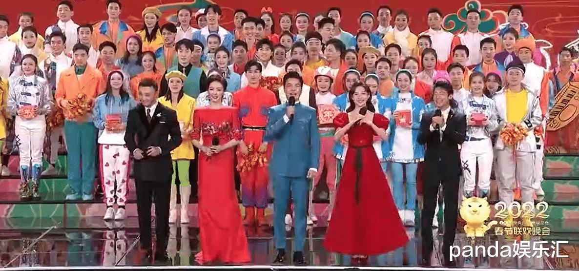 撒贝宁|撒贝宁重返虎年春晚舞台,却频频出错,网友:回家擀饺子皮吧