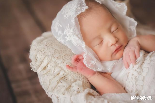 昆凌|昆凌出月子频晒美照，扎丸子头卖萌青春洋溢，三娃辣妈少女感依旧