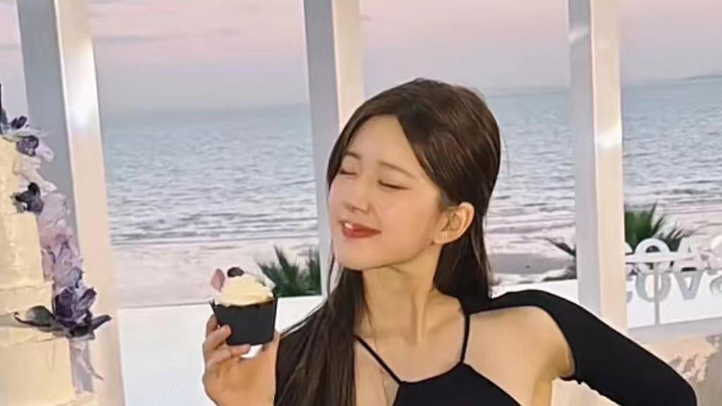 赵露思|赵露思再感谢粉丝，晒未释出的庆生照，露背长裙比心女神范十足