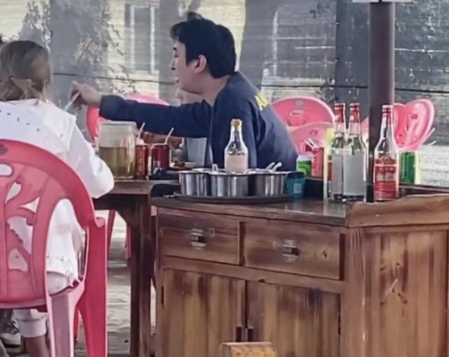 王思聪|王思聪三亚街头吃边炉,4名网红女相伴,“有钱人的快乐”