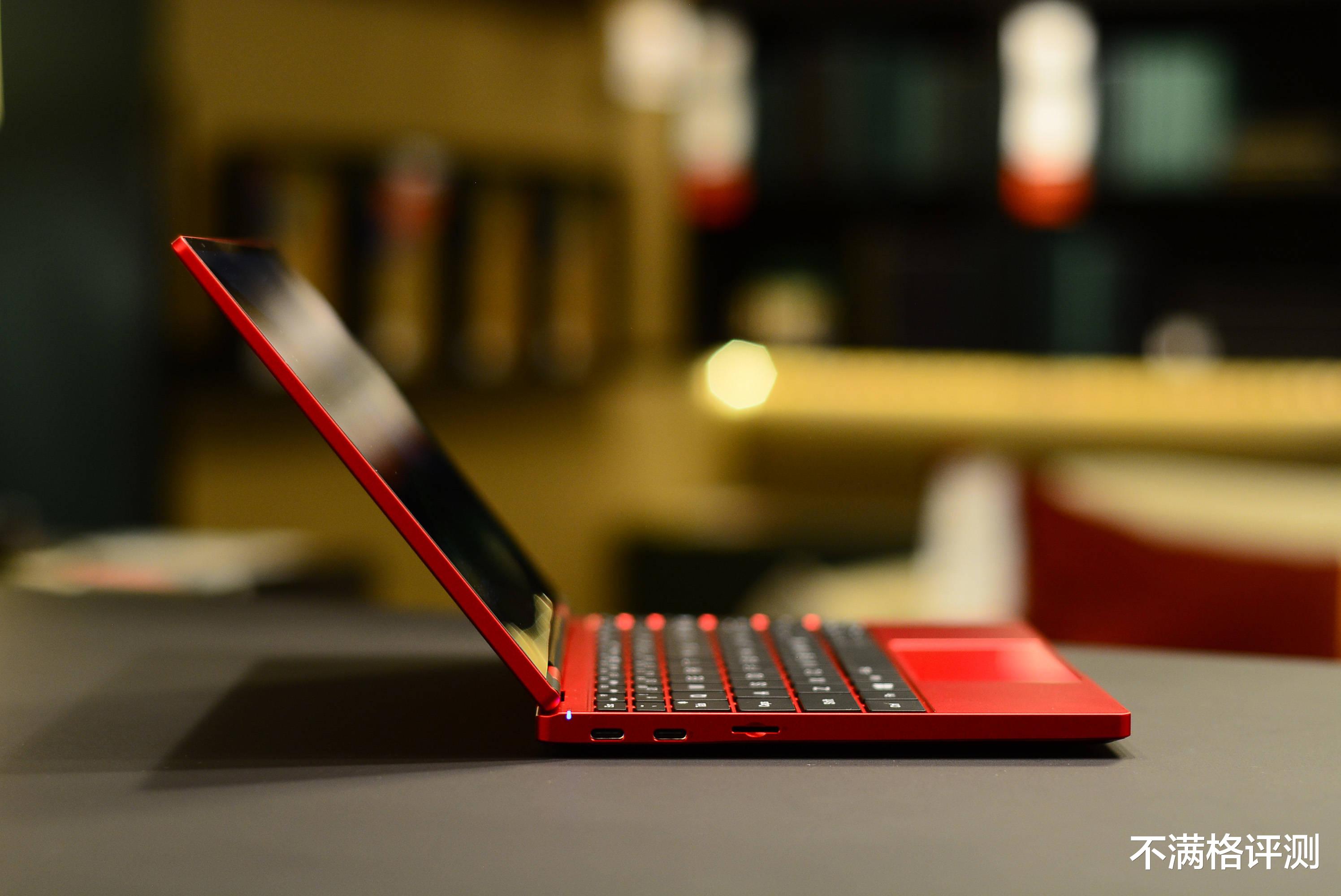 能收藏的“年货”小电脑：中国红+锦鲤设计，比A4纸还小
