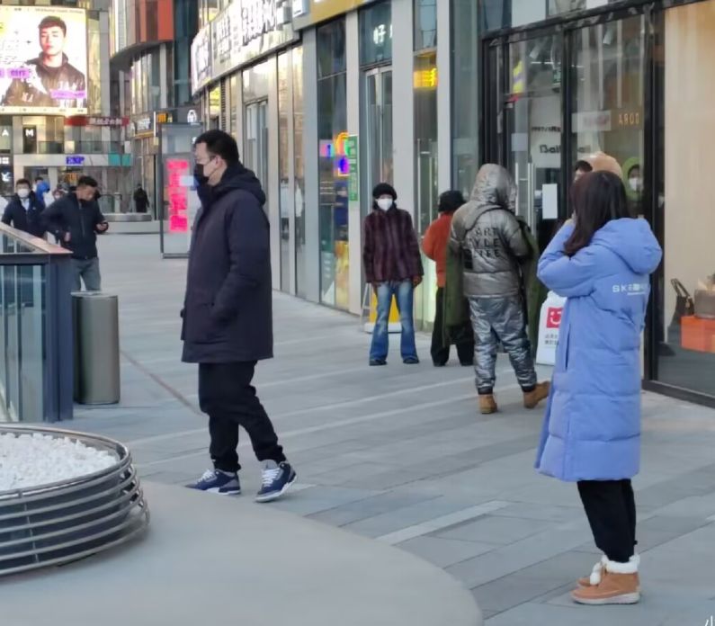王冰冰|三里屯偶遇王冰冰录节目,个子小巧笑容甜美,穿千元棉服接地气