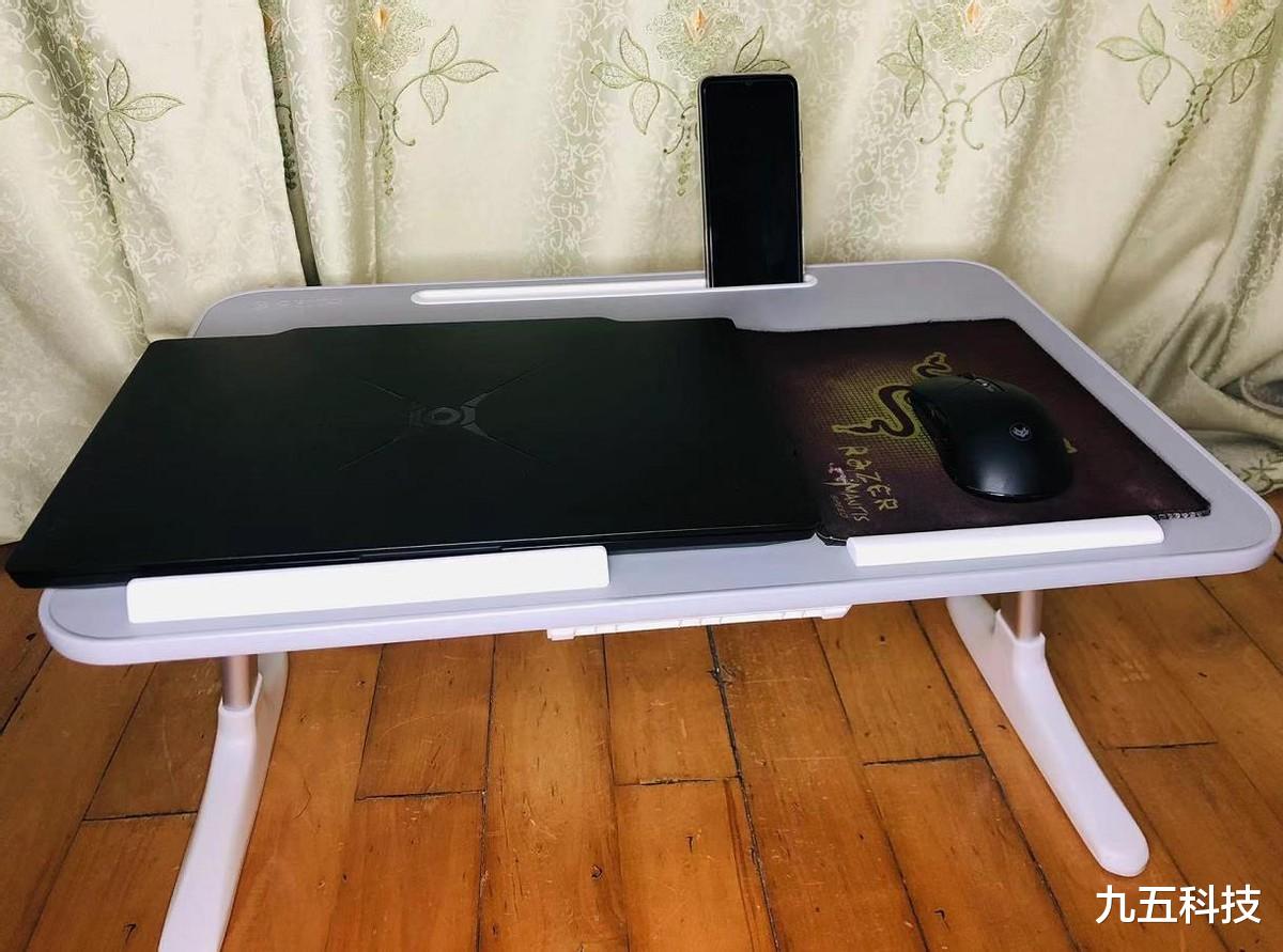 手机行业|赖床必备神器,ORICO折叠电脑桌使用分享,跟你想得很不一样