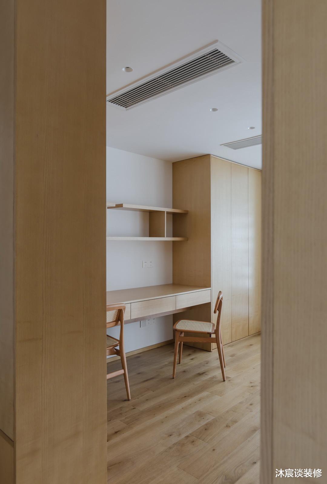 “穷装修”又赢了,他家用大白墙搭配原木家具,轻松打造清爽的家