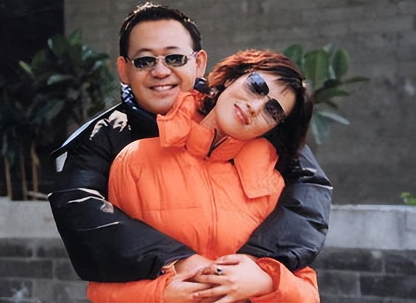 姜武|52岁姜武携老婆罕秀恩爱！小9岁宋妍素颜发福，和姜文老婆有差距