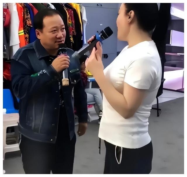 关婷娜|谢广坤搂着关婷娜唱歌,扎在女方怀里享受,网友:不怕赵本山?