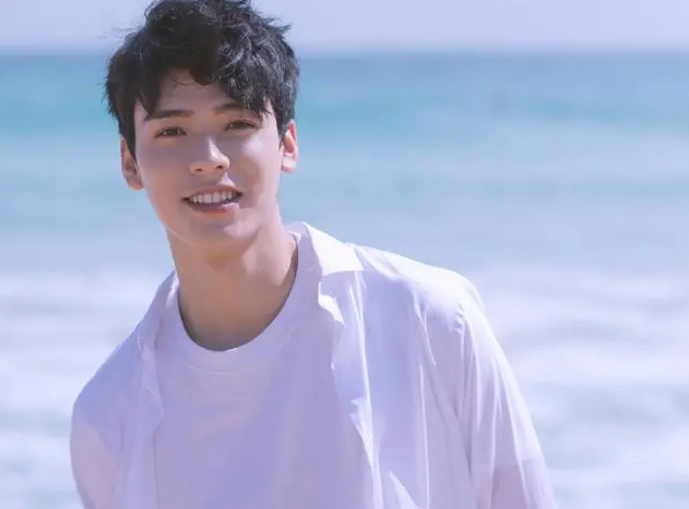 龚俊|龚俊大学旧照曝光，阳光帅气校草气质尽显，活脱脱行走的招生简章