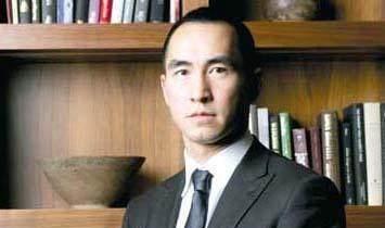 何猷龙|为赌王“手捧”遗像的何猷龙,虽然低调但并不简单,应该是继承人