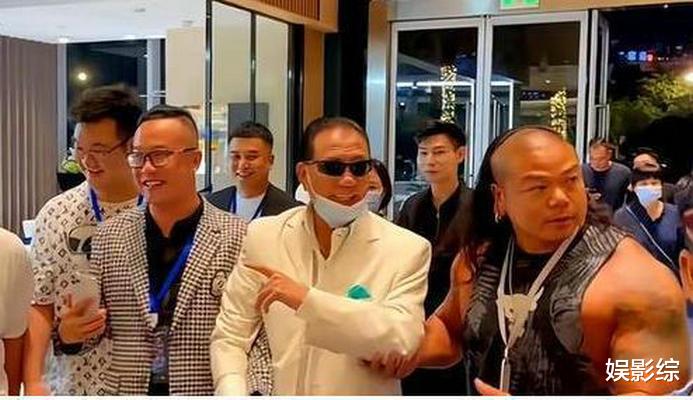 鸡尾酒|过气港星到襄阳吃龙虾,乘坐车牌号体现实力,签名过鸡尾酒卖3万