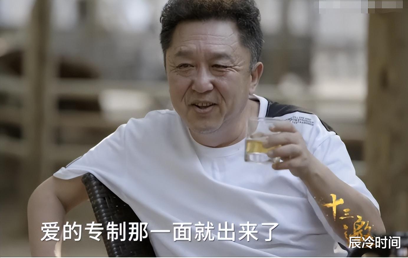 53岁于谦穿皮衣瘦身太多!用力摇摆身体太欢乐,表情夸张皮肤松弛