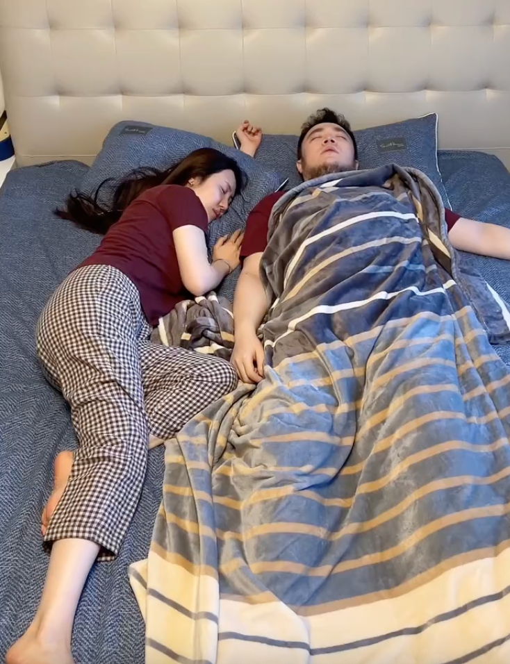 巴图|宋丹丹儿子躺床上亲吻老婆!穿着情侣睡衣好恩爱,贴心帮忙盖被子