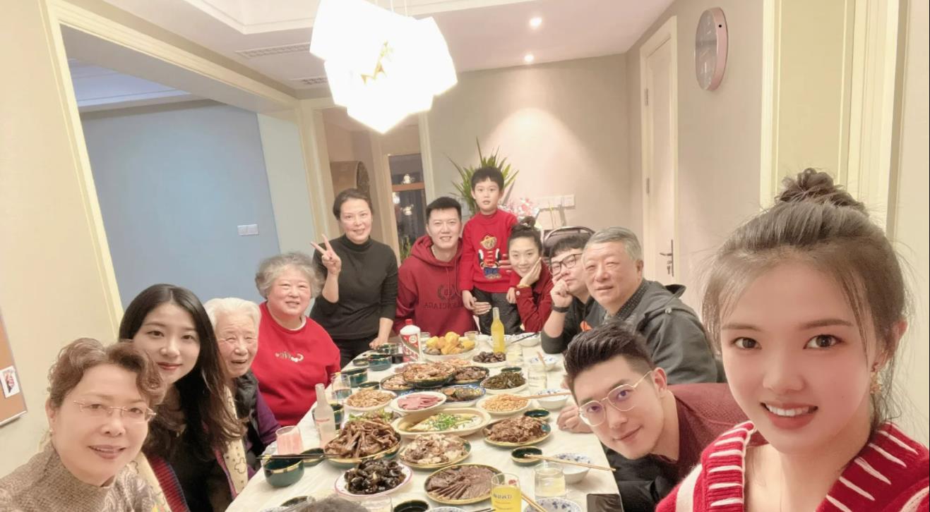 张常宁|一共13人！中国女排第一美女张常宁晒出全家宴，老公吴冠希很帅！