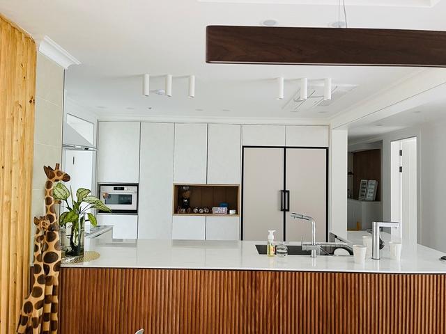 一进门就被这家的落地窗迷住，好看到移不开眼，新家一定跟着学！