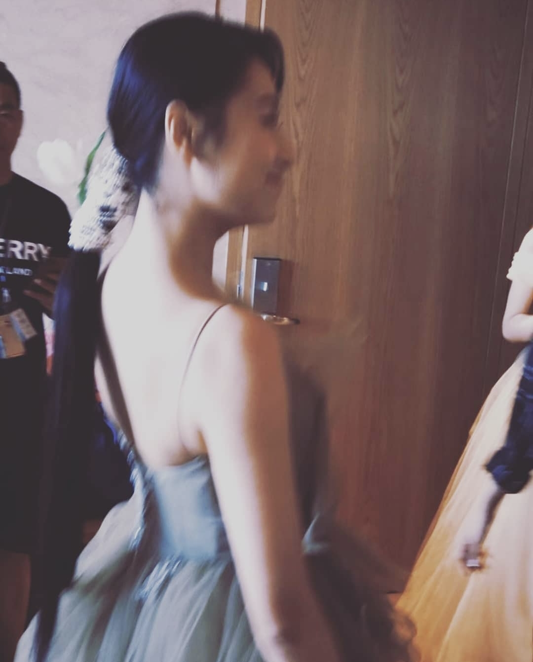 王彦霖|王彦霖纪念婚礼举办一周年，晒更多现场照，与艾佳妮牵手哭红双眼