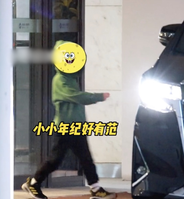 小海绵|baby获儿子接机一起做核酸，小海绵身高瞩目，懂事帅气像黄晓明