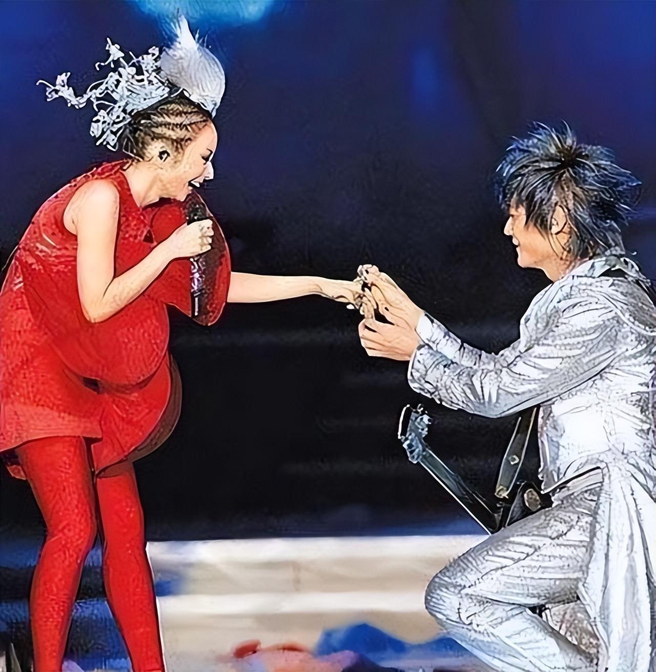 詹雯婷|“飞儿乐团”踢走主唱4年后：一方依旧风光无限，一方只能吃剩饭！