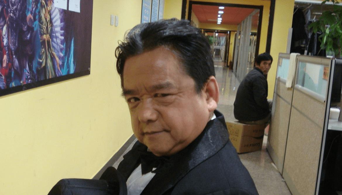 祝绪丹|袖珍演员陈三木：身高1.28米，四任老婆个个美，与王宝强有过节？