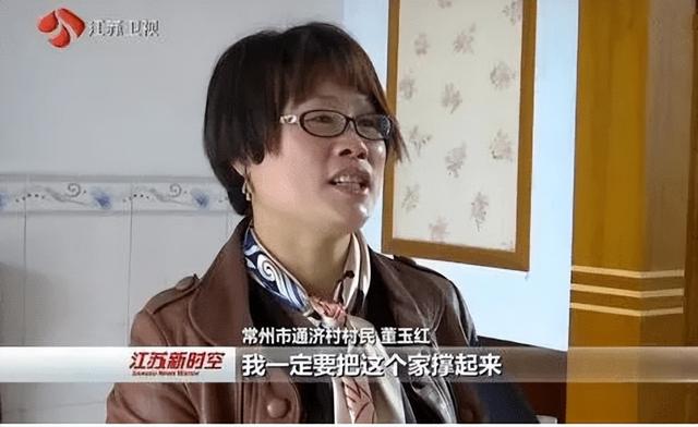 丈夫车祸成植物人,欠下30万巨额债务,年轻妻子却不肯改嫁