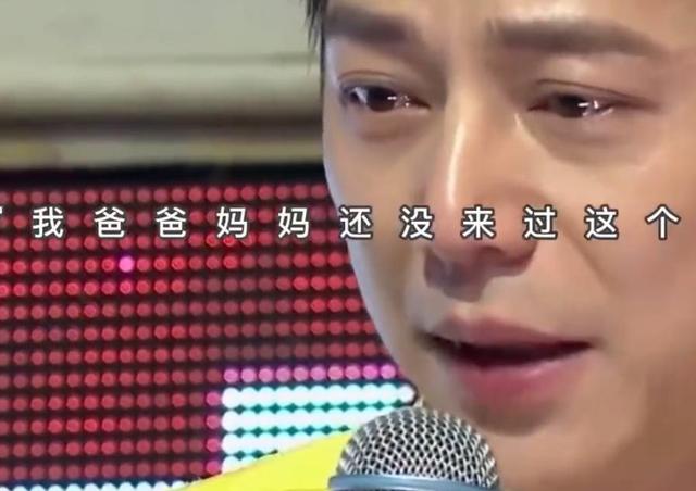 何炅|何炅采访张艺兴声音沙哑,父亲去世不满一个月,连轴转身体不佳