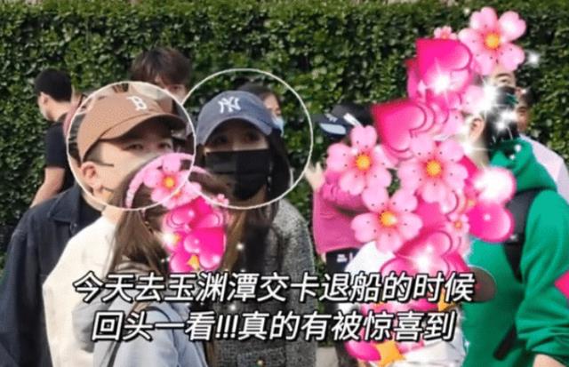 杨幂|知名女星杨幂出游，被网友偶遇，躺地上拍照炫出小蛮腰