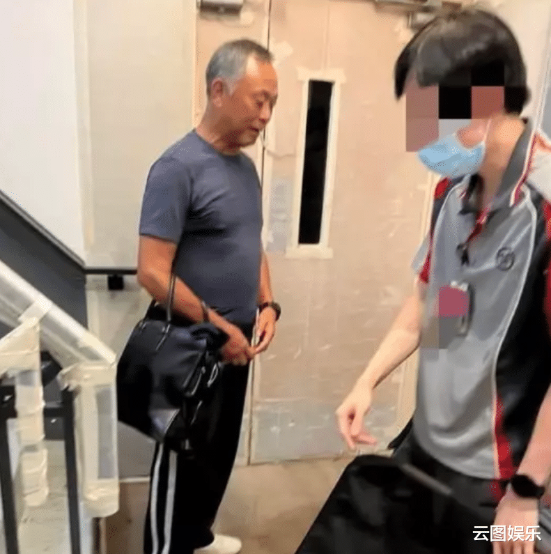 杜琪峰被曝大骂快递员!不满对方用推车送货上楼,担心撞坏其楼梯