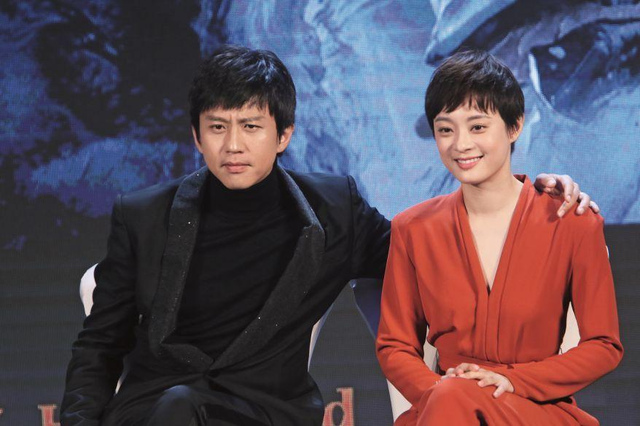 邓超|43岁邓超深夜聚会,满脸憔悴无精打采,弯腰驼背严重酷似张嘉益