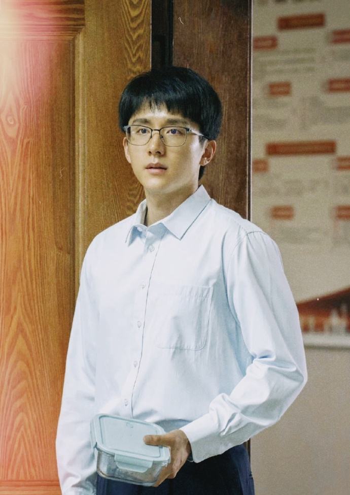 张新成|张新成，认真自律的新生代演员