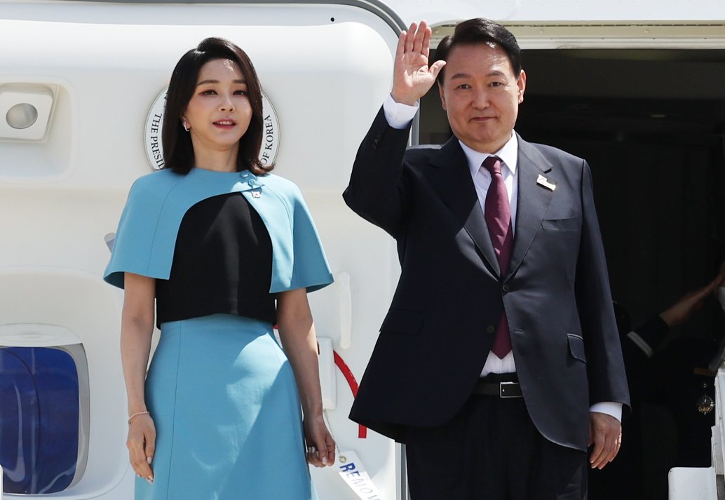 金建希 韩国夫人怕输？峰会最后一天不去太太团凑热闹，黄蓝造型终于出彩