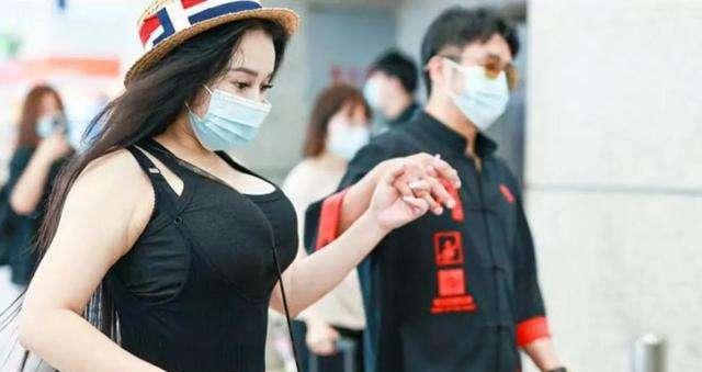 玉米 邹市明老婆近照曝光，大眼长睫毛像洋娃娃，P图过度被指认不出