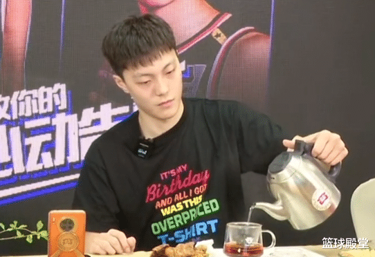 |胡明轩现直播间！回应伤病，冲茶神似冲咖啡，拒表白后录闹钟起床