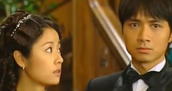 依萍|?情深深：同样是参加书桓如萍的订婚宴，为何两版依萍的穿着差别这么大