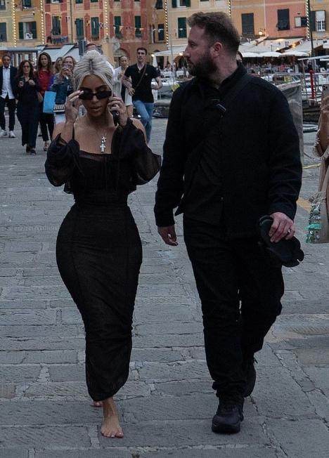 金·卡戴珊|41岁金卡戴珊光脚太抢眼,8岁女儿太像侃爷