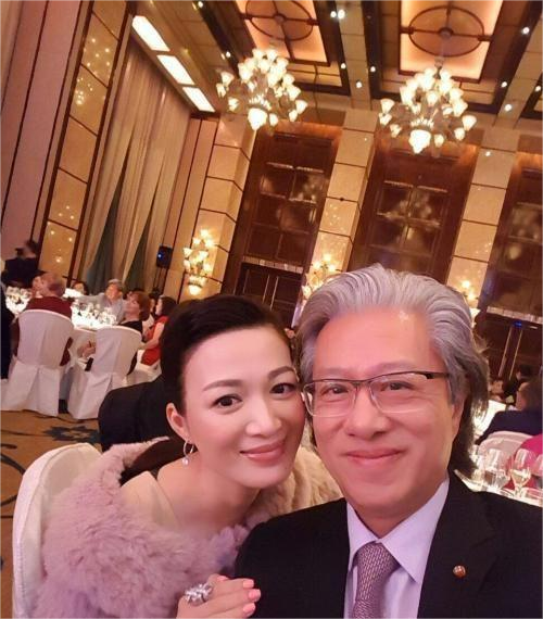 鹿晗|刘德华的女徒弟泄露机密，导致公司负债4000万，放话不想再见到她