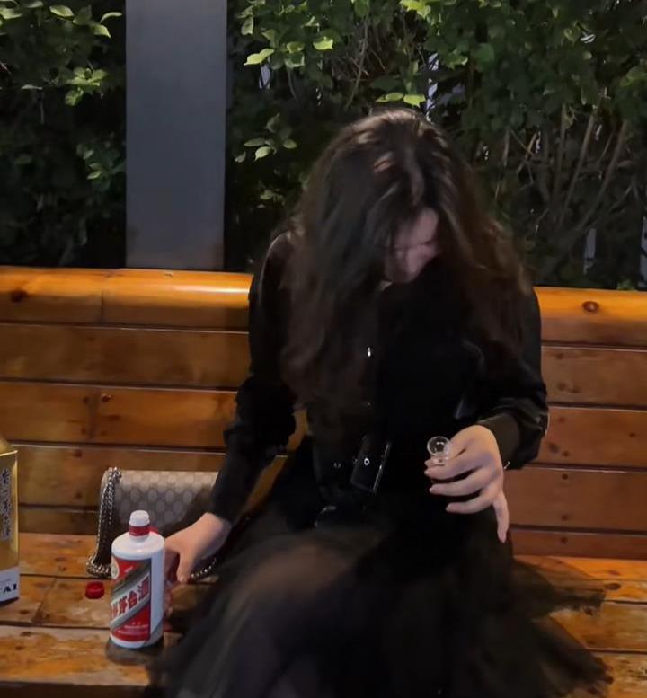 广东女子深夜路边喝酒，老公是上门女婿，被父母嫌弃训斥回娘家了