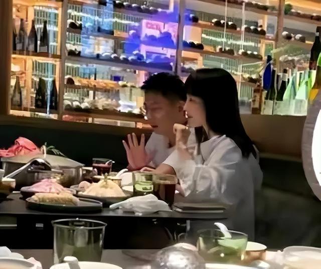 买超|网友偶遇买超携邵晴聚餐，女方戴鸽子蛋大方打招呼