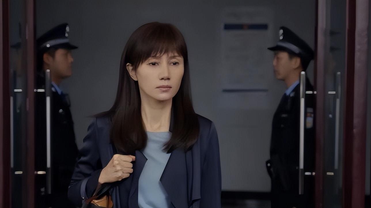 宋嘉辰|《玫瑰之战》：用卑微来挽回顾念，却是另有所图，他，虚伪又自私