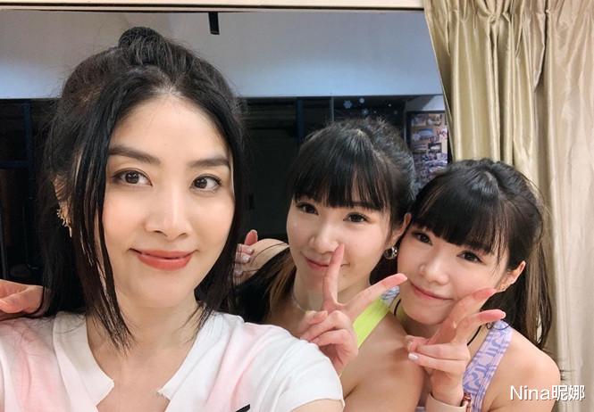 穿衣搭配|陈慧琳罕晒练舞照，嘻哈风穿搭50岁像女团爱豆，C位大摆pose有国际范